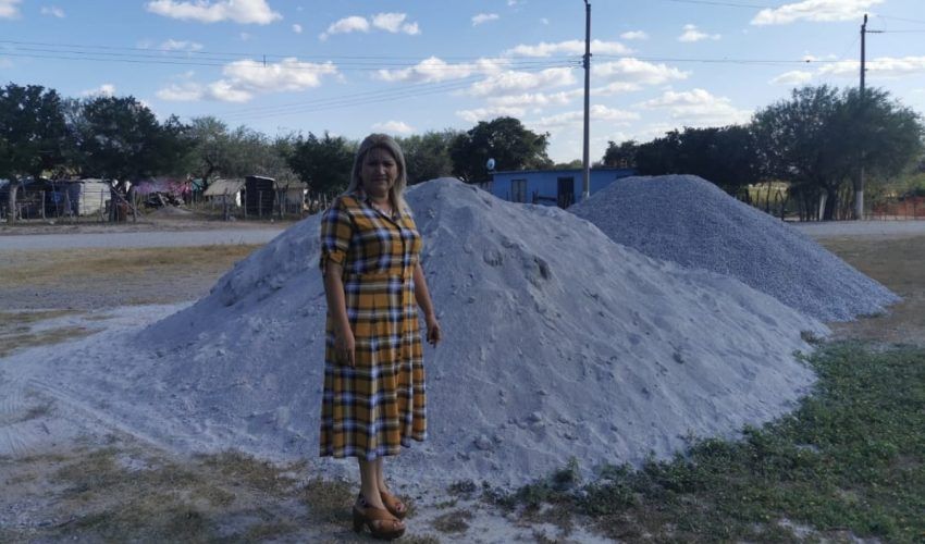 La alcaldesa Olga Lidia Hernández Barrientos sabiendo del compromiso que tiene con el municipio, ha estado entregando vales de material para construcción, letrinas, beneficiando cada mes a las personas de la tercer edad y personas con capacidades diferentes así como pagos económicos a personas que son contratados por medio de los empleos emergentes.