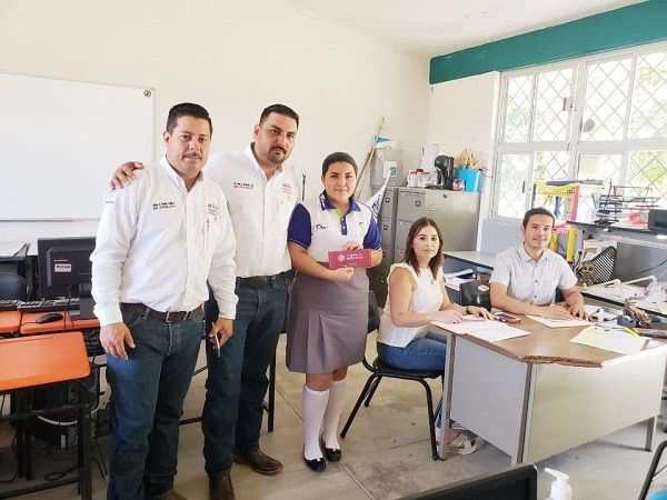 Entrega de Becas «Benito Juárez » En Cruillas.