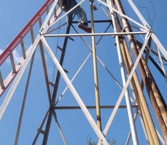 Reparando el Cilindro del Papalote que abastece el vital líquido al ejido San Isidro.