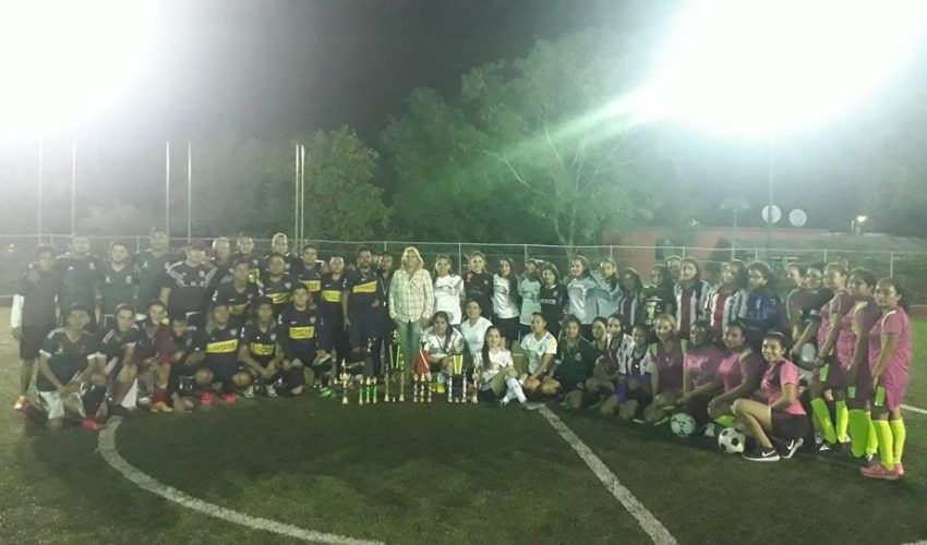 Entrega de trofeos a los equipos ganadores.